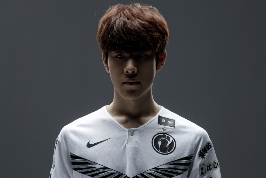 Bin成为历史上第一位在国际赛事BO5里四次战胜T1的选手